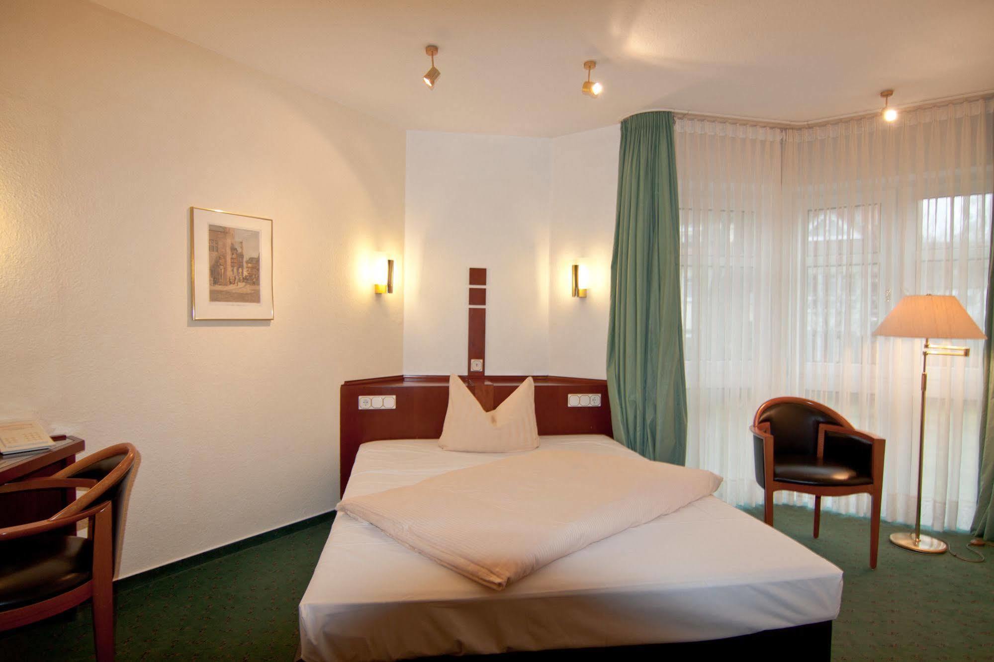 Parkhotel Unter Den Linden Halberstadt Bagian luar foto