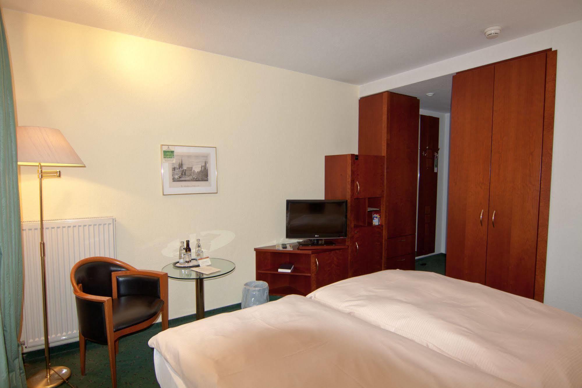 Parkhotel Unter Den Linden Halberstadt Bagian luar foto