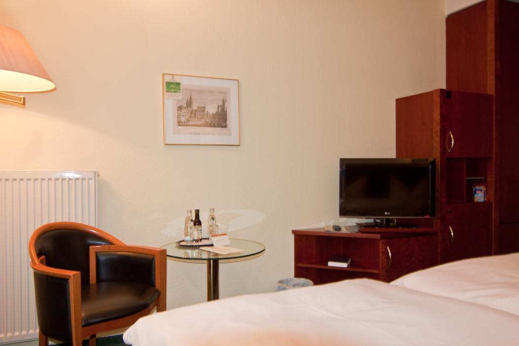 Parkhotel Unter Den Linden Halberstadt Bagian luar foto